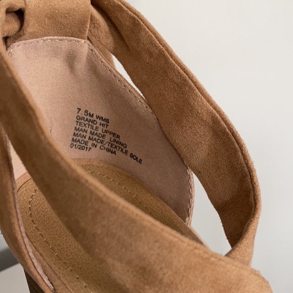 Tan suede chunky heels - Picture 2 of 4